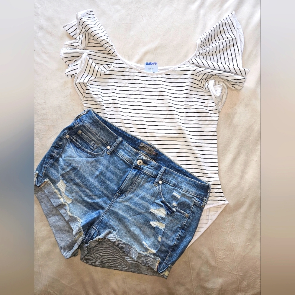 NWT Torrid Distressed Light Denim Shorts,  Size 18
